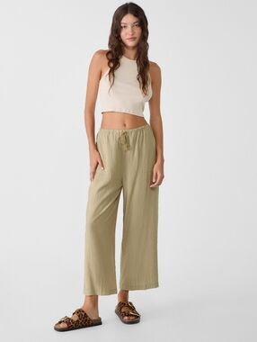 Stradivarius Women’s Khaki Crinkle Short Pants Elastic Waist Casual Size M